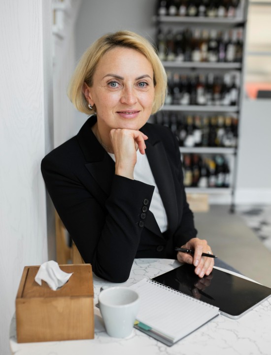 Woman at work 3. Администратор салона красоты. Бизнес леди блондинка. Налоговый консультант картинки. Встреча с клиентом.